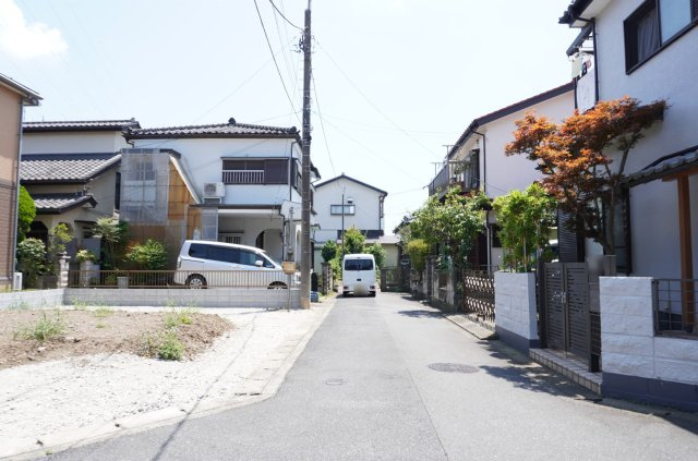 草加市青柳8丁目 新築分譲住宅の前面道路含む現地写真
