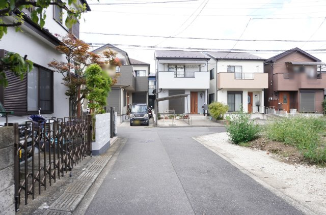 草加市青柳8丁目 新築分譲住宅の前面道路含む現地写真