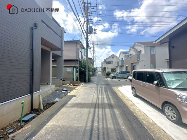 【前面道路含む現地写真】 | 坂戸市千代田2丁目3期　ブルーミングガーデン　新築戸建　1号棟