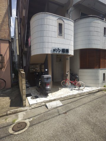 メゾン堀溝のエントランス