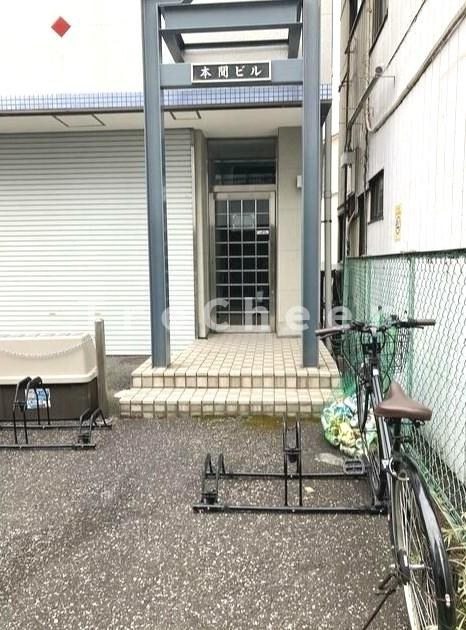 本間ビルのエントランス
