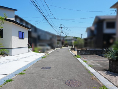 【前面道路含む現地写真】 | 津市久居緑が丘町　新築分譲住宅 | 前面道路