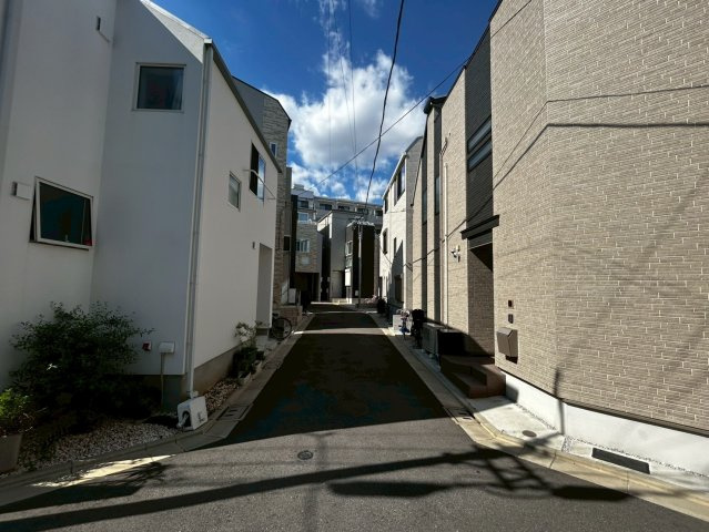 豊島区南長崎2丁目　中古戸建の前面道路含む現地写真|現地写真

現地ご見学希望・資料請求などお気軽にお問い合わせ下さい！
03-5990-5201