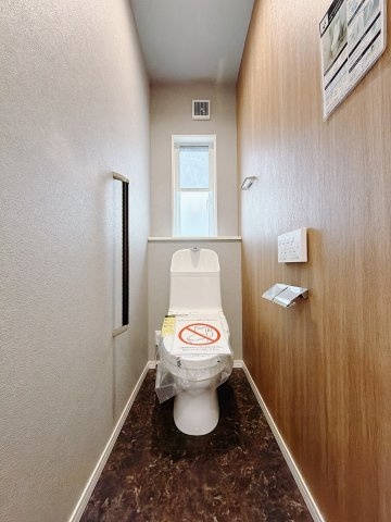 【中古戸建】高崎市江木町のトイレ|■トイレ｜1階、2階にもトイレをご用意しております♪窓付きなので常に換気もでき、綺麗保てます♪