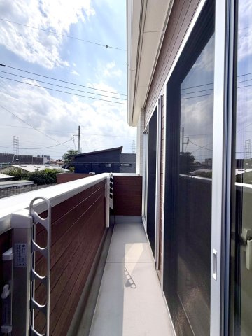 【中古戸建】高崎市江木町のバルコニー|■バルコニー｜あたたかな陽のひかりを浴びることのできるバルコニー。お洗濯物やお布団を干せば、家族みんなが気持ちよく暮らすことができます(*^^*)