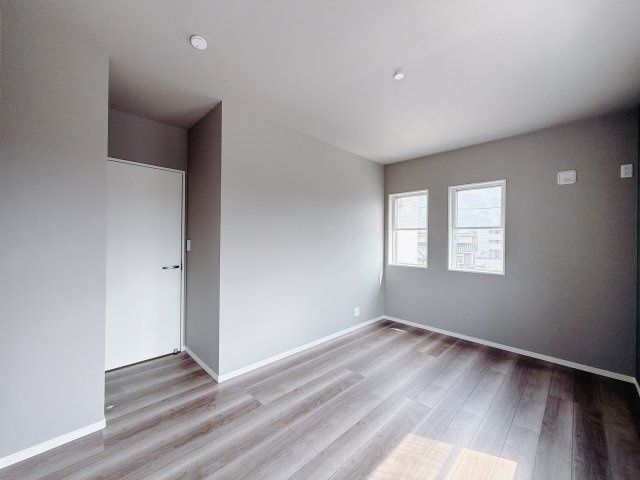 【中古戸建】高崎市江木町の洋室|■2階洋室｜お洒落なアクセントカラーが入っているので、シックな雰囲気になっております。落ち着いた雰囲気で夜はよく眠れそうですね