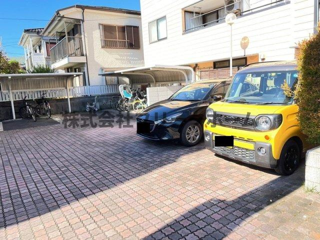 小金井市緑町４丁目の賃貸マンションの駐車場