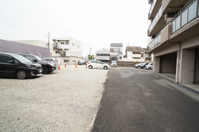 MOグロリーエイトの駐車場
