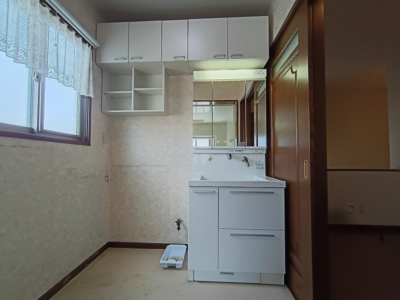 高崎市末広町中古住宅 ガレージ・エレベーター付き！の独立洗面台|現地撮影