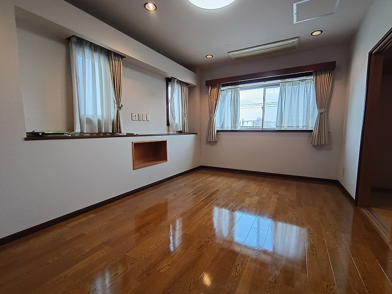 高崎市末広町中古住宅 ガレージ・エレベーター付き！の洋室|現地撮影