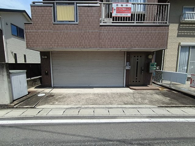 高崎市末広町中古住宅 ガレージ・エレベーター付き！の駐車場|現地撮影