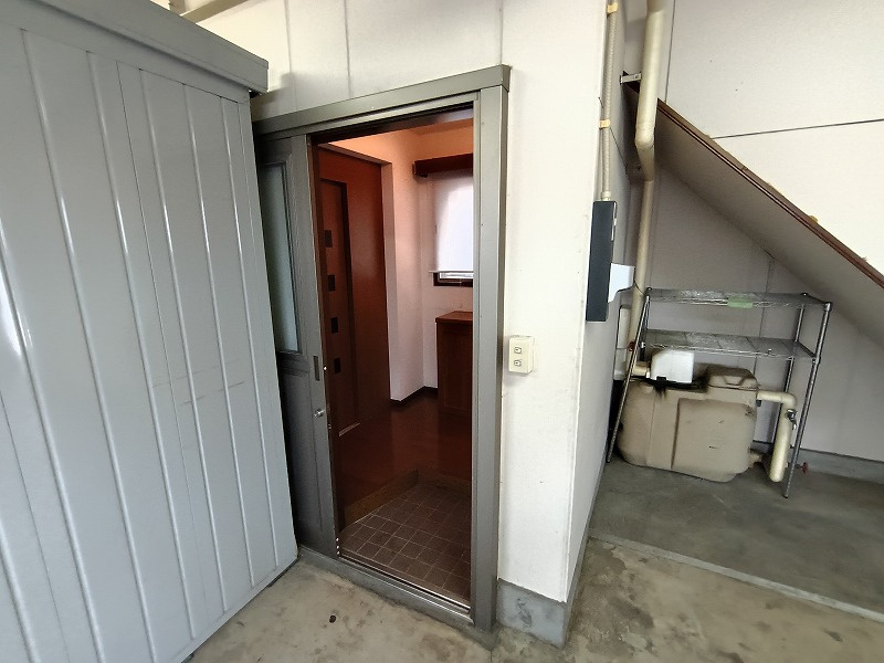 高崎市末広町中古住宅 ガレージ・エレベーター付き！の玄関|内玄関 現地撮影