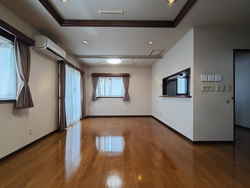 高崎市末広町中古住宅 ガレージ・エレベーター付き！の居間・リビング|現地撮影