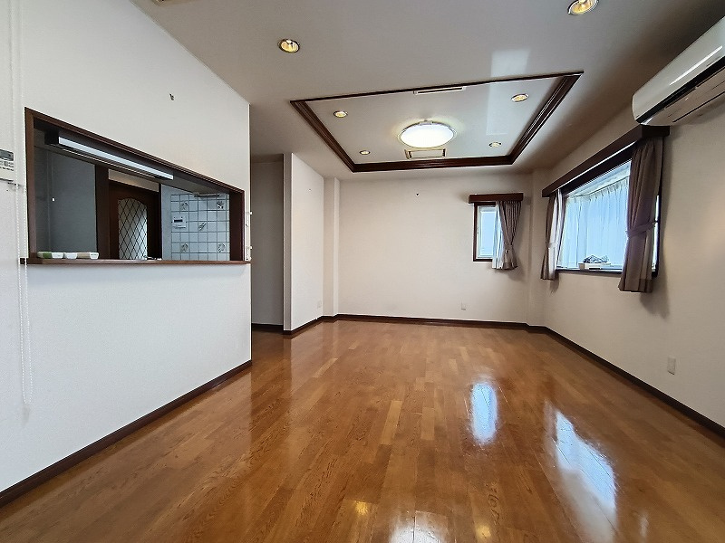 高崎市末広町中古住宅 ガレージ・エレベーター付き！の居間・リビング|現地撮影