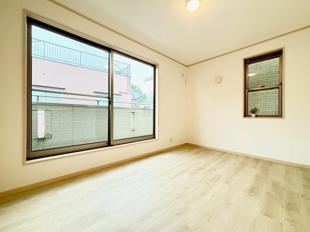 板橋区栄町　中古戸建の洋室|現地写真

現地ご見学希望・資料請求などお気軽にお問い合わせ下さい！
03-5990-5201