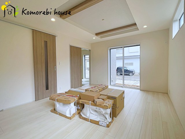 桶川市北1丁目　新築一戸建て　ブルーミングガーデン　01の居間・リビング|26.8.8撮影済み