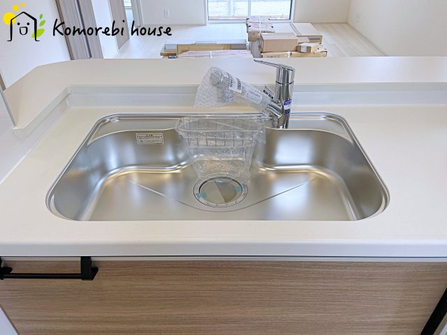桶川市北1丁目　新築一戸建て　ブルーミングガーデン　01のキッチン|26.8.8撮影済み
