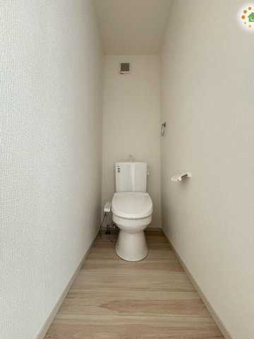 熊谷市別府　1期　新築一戸建て　リガーレ　02のトイレ|2階にも完備された温水洗浄便座付きのトイレです！朝の忙しい時間帯もご家族で順番待ちをすることなくスムーズに利用できます♪シンプルで清潔感のあるデザインで掃除がしやすい点も嬉しいですね！