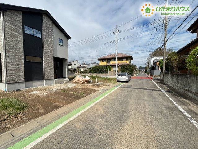 熊谷市別府　1期　新築一戸建て　リガーレ　02の前面道路含む現地写真|前面道路は視界が開けており、日当たりや通風が良好な環境です！車通りが多すぎないため、お車の出入りも落ち着いて行えます♪お子様と一緒のお出かけや毎日のお買い物時にも安心感のある周辺環境ですね！