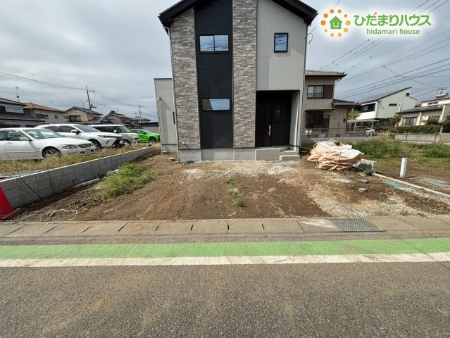 熊谷市別府　1期　新築一戸建て　リガーレ　02の駐車場|お車を3台並列で停められるゆとりのある駐車スペースです！出し入れがスムーズに行えるためご夫婦で車をお持ちの方や急な来客時にも大活躍します♪自転車やバイクの置場としても活用できて便利です！