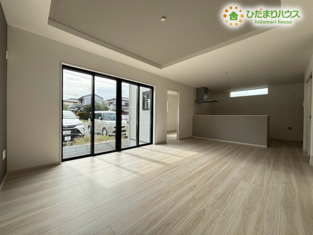 熊谷市別府　1期　新築一戸建て　リガーレ　02の居間・リビング|折り上げ天井が天井高を際立たせ、さらなる開放感を演出するLDKです！大きな引き違い窓から光がしっかり届き、居心地の良い空間が広がります♪ご家族全員が集まってもゆったりと寛ぐことができますね！