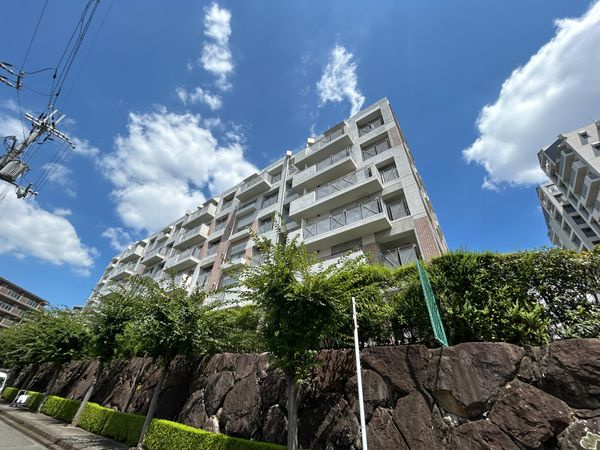 緑地公園グリーンハイツ6号棟の外観