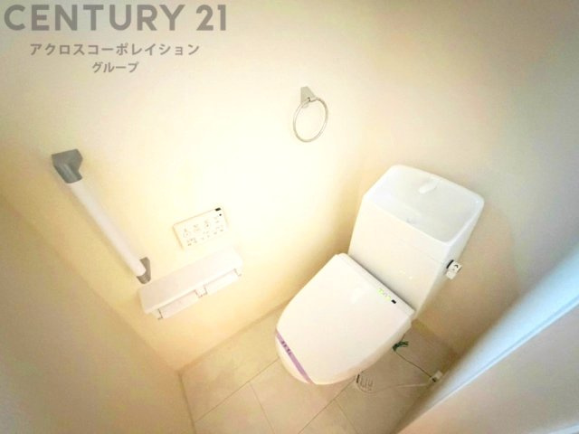 温水洗浄便座付トイレは温水洗浄機能により、暖かい水でおしりを洗浄することができ、冷たい水を使う従来の便座に比べ、温水洗浄機能で暖かいトイレを提供し、快適な使用を可能にします。