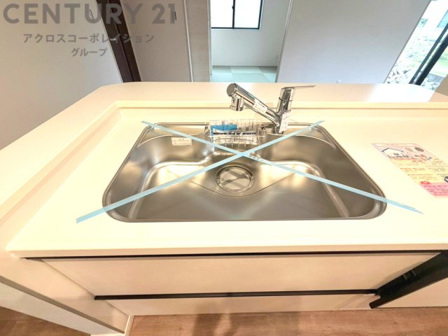 大きなシンクでお鍋などの大きな調理器具を洗う際にも便利です。
