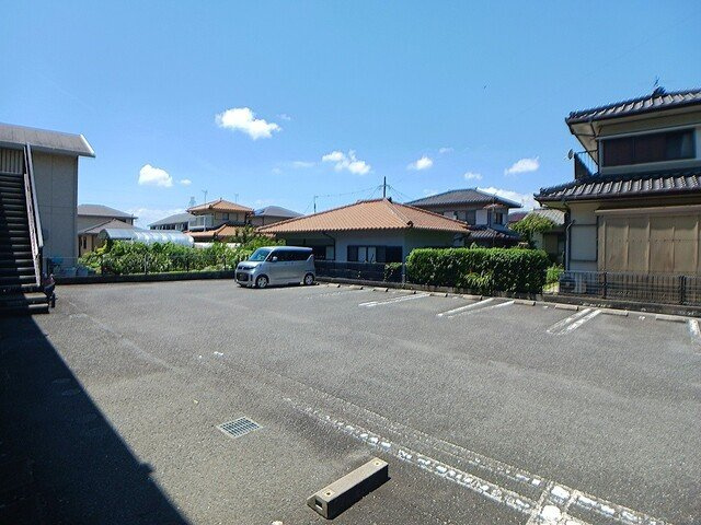 メゾン上の原の駐車場