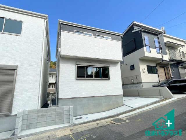 ★乙訓郡大山崎町大山崎尻江　第1期　新築一戸建ての前面道路含む現地写真|周辺は閑静な住宅街！前面道路広々で車の出し入れも便利です。駐車が苦手な方でも安心して車庫入れできます！