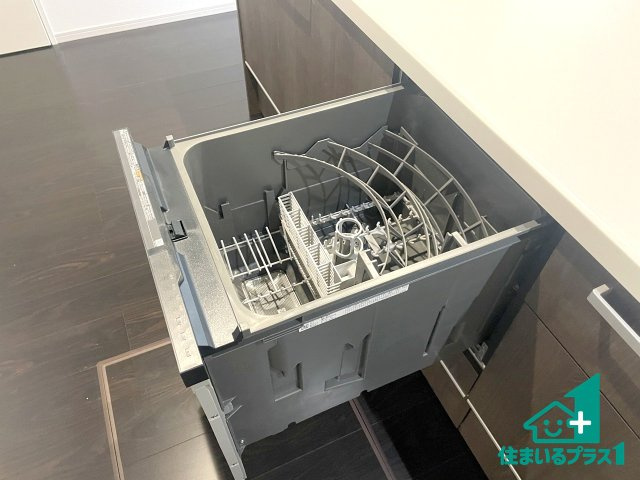 ★乙訓郡大山崎町大山崎尻江　第1期　新築一戸建ての設備|食事後の一仕事、食器洗いをボタン一つでお任せできちゃいます！場所を取らないビルトイン式なので、お料理スペースもしっかり確保！