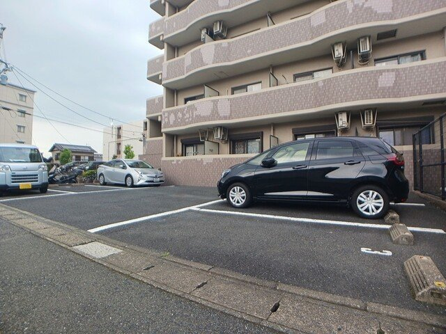 カサーレ三ケ森の駐車場