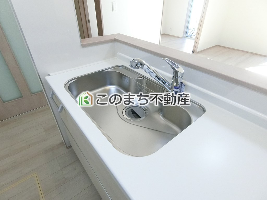 ハートフルタウン宇都宮市戸祭町2145番のキッチン|同社施工物件の写真です。※建具やフローリング、その他仕様が違う場合がございます。