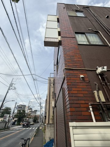 サクラビルの外観|看板