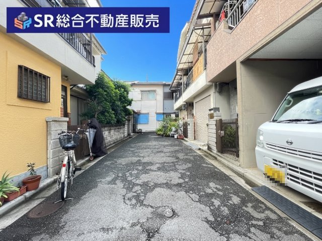 大蓮南4丁目中古戸建の前面道路含む現地写真|弊社は、工務店と関係強化を徹底し、世界情勢やナフサショックの影響を受けずに材料確保を行い、納期も遅れることがございませんので、心配ご無用です！お気軽にご相談下さい。