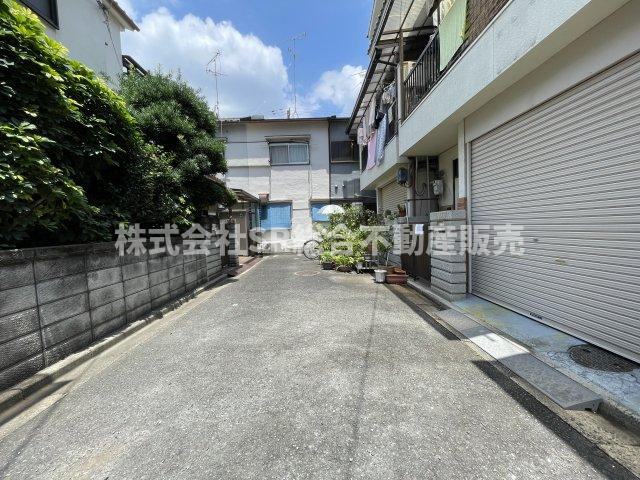 大蓮南4丁目中古戸建の前面道路含む現地写真|弊社は、工務店と関係強化を徹底し、世界情勢やナフサショックの影響を受けずに材料確保を行い、納期も遅れることがございませんので、心配ご無用です！お気軽にご相談下さい。