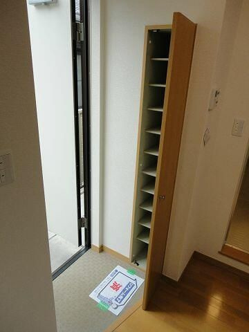 横浜市鶴見区岸谷４丁目のアパートの玄関
