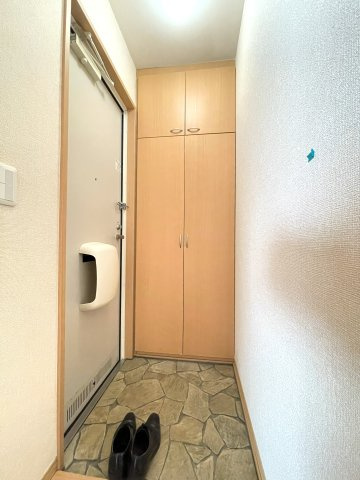 ソレアードⅢの玄関|※左右反転・別室の写真になります。