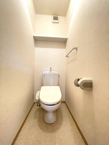 ソレアードⅢのトイレ|※左右反転・別室の写真になります。