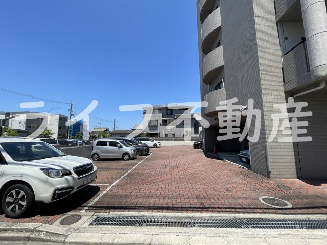 サン・ローレルの駐車場|駐車場があるので、車を買う予定の方も安心です