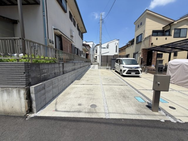 所沢市下安松 築浅 中古一戸建住宅の駐車場