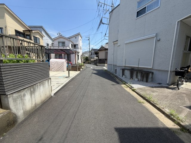 所沢市下安松 築浅 中古一戸建住宅の前面道路含む現地写真