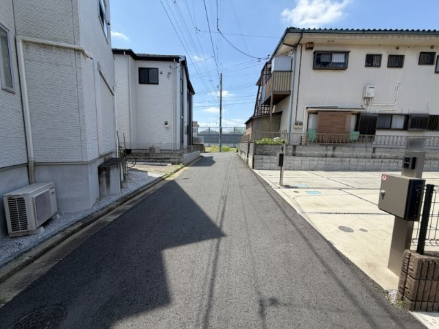 所沢市下安松 築浅 中古一戸建住宅の前面道路含む現地写真