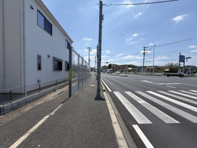 所沢市下安松 築浅 中古一戸建住宅の前面道路含む現地写真