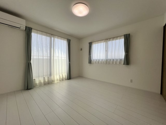 井上町戸建の洋室