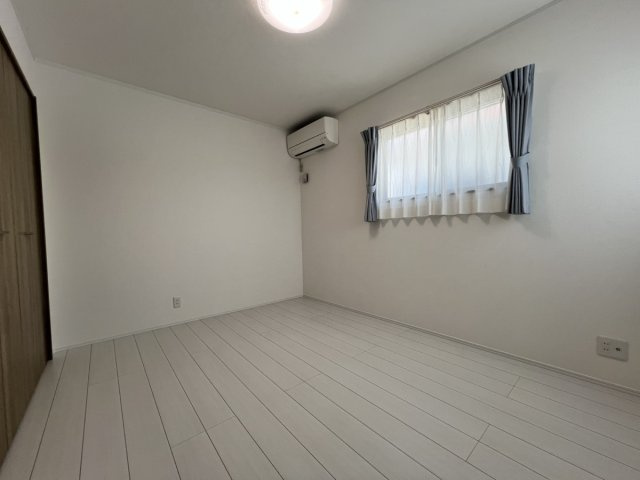 井上町戸建の洋室