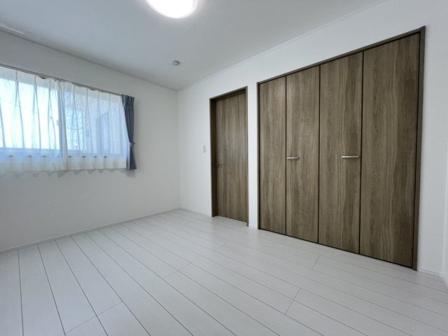 井上町戸建の洋室