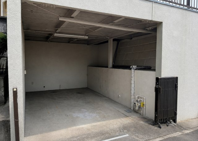天満台西一丁目の駐車場|ガレージは1台駐車可能です。