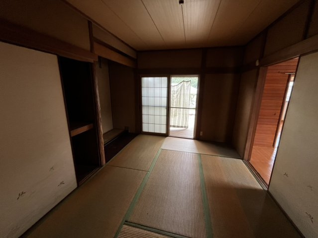 天満台西一丁目の和室|ウッドデッキに直接出られる明るい和室。