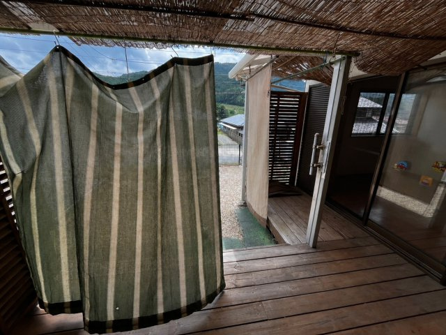 天満台西一丁目のその他共用部分|明るく広々としたウッドデッキ。